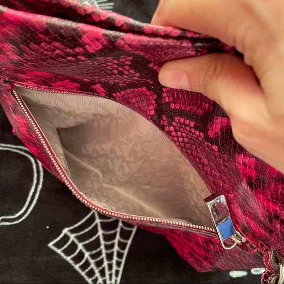 Mk Daria Foldover Clutch W/Strap In Fuschia/Pink Leather Shoulder Bag - Picture 8 of 10